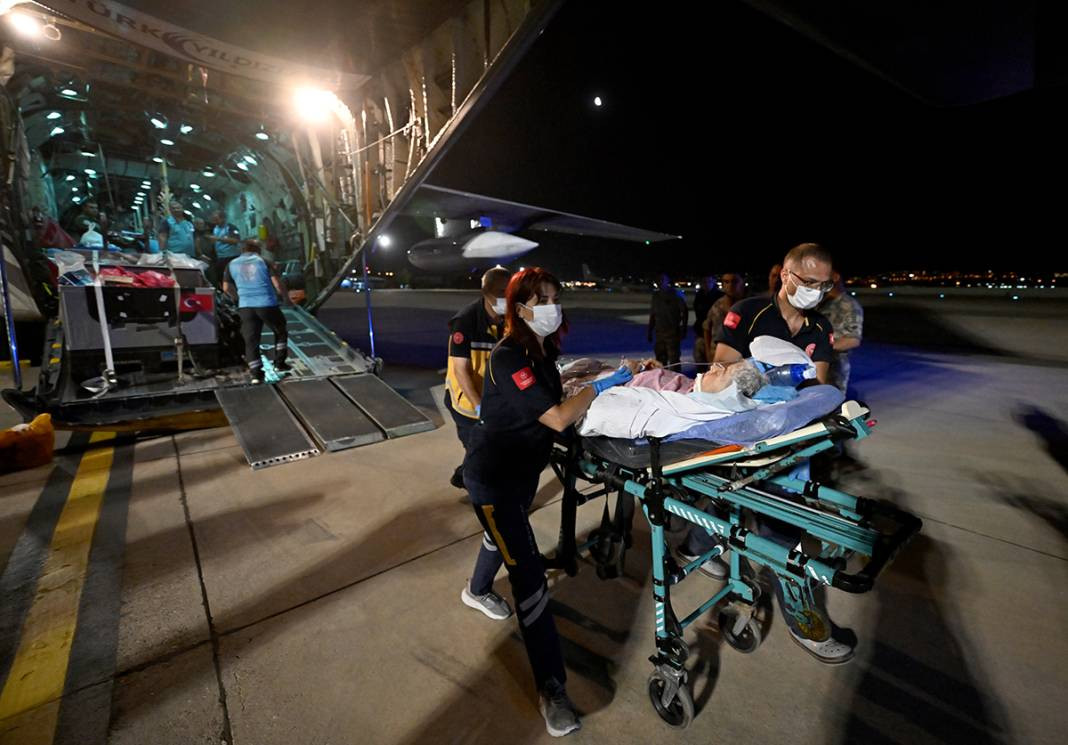 Hacda sağlık sorunları yaşayan 13 kişi Türkiye'ye getirildi - Resim: 22